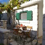 Kleine In Mit Privatem Balkon By Interhome Apartman