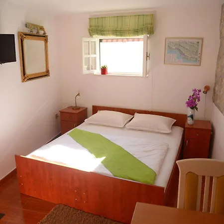 Kleine In Mit Privatem Balkon By Interhome Apartman